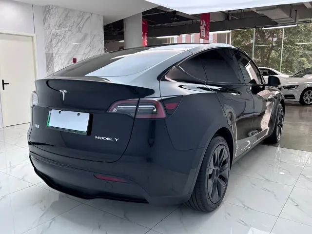Tesla Model Y — Фото автомобиля 7