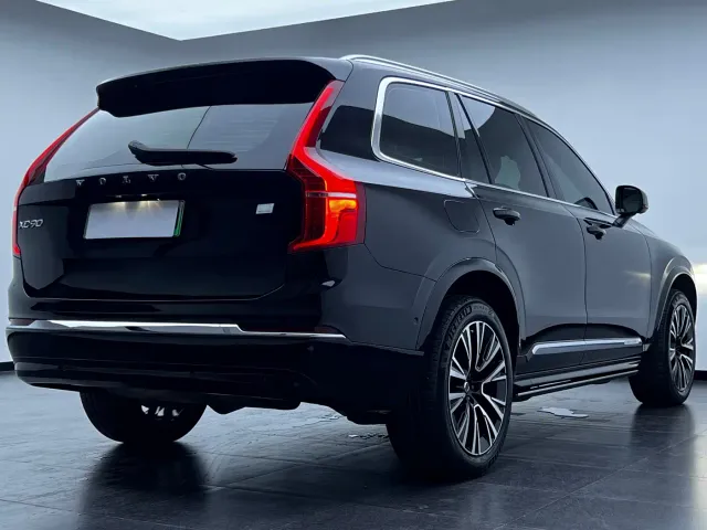 Volvo XC90 — Фото автомобиля 10