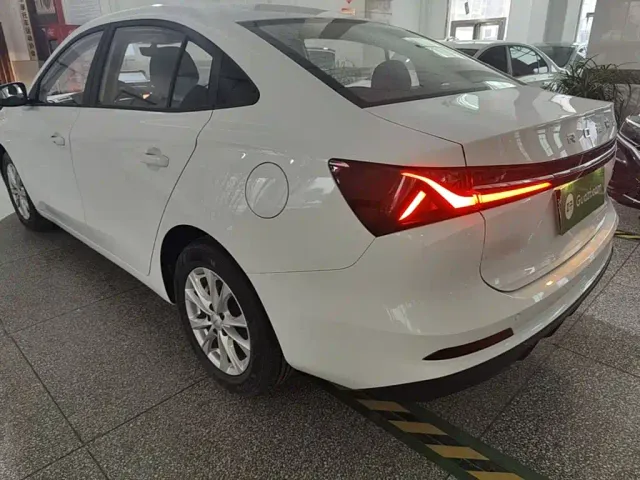 Roewe i5 — Фото автомобиля 4
