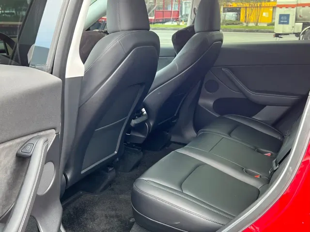 Tesla Model Y — Фото автомобиля 12