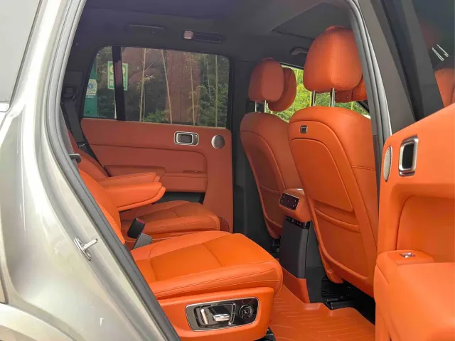 Li Auto L8 — Фото автомобиля 11
