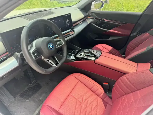 BMW i5 — Фото автомобиля 4