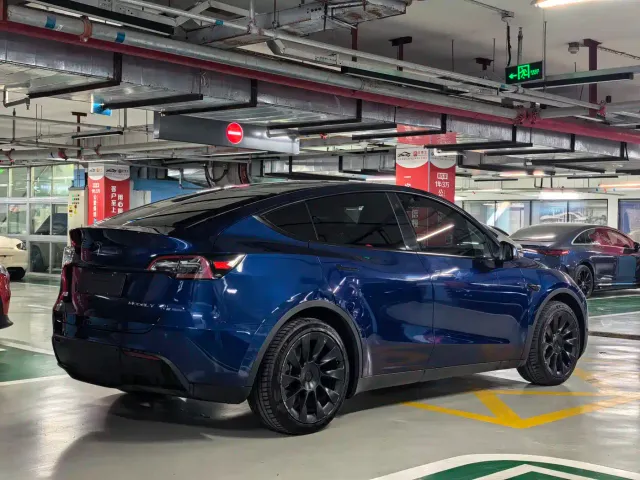 Tesla Model Y — Фото автомобиля 6