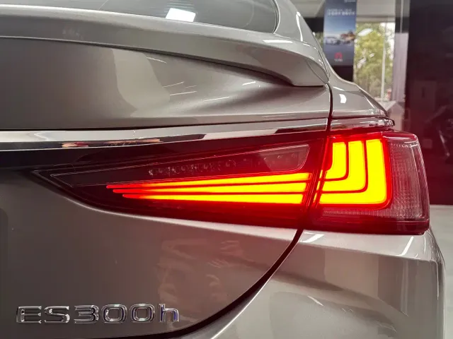 Lexus ES — Фото автомобиля 9