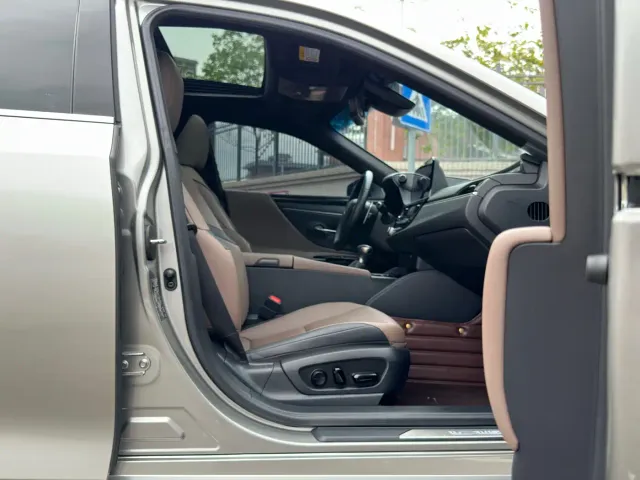 Lexus ES — Фото автомобиля 14
