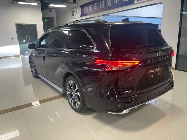 Toyota Granvia — Фото автомобиля 6