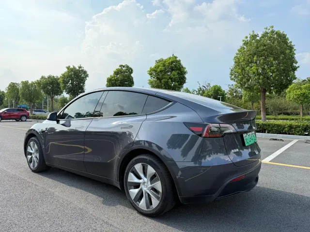 Tesla Model Y — Фото автомобиля 5
