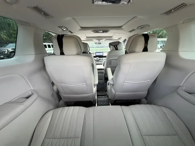 Roewe iMAX8 — Фото автомобиля 16