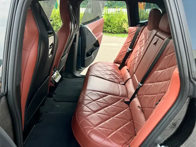 BMW iX — Фото автомобиля 10