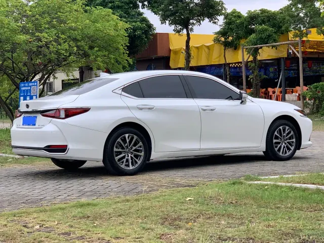Lexus ES — Фото автомобиля 6