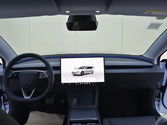 Tesla Model 3 — Фото автомобиля 11