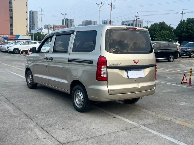 Wuling Hongguang V — Фото автомобиля 6