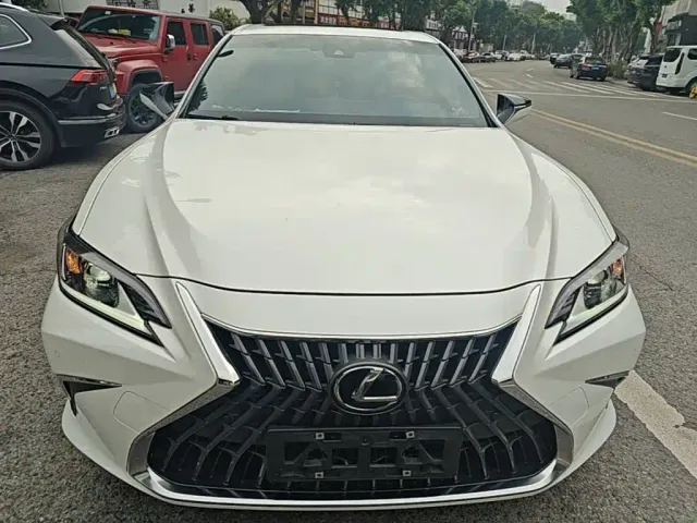 Lexus ES — Фото автомобиля 2