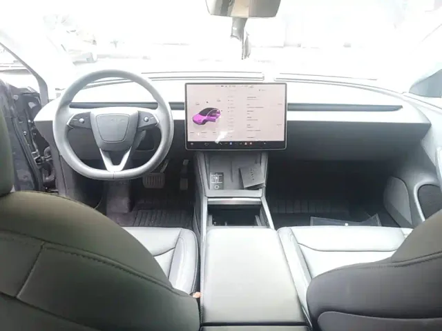 Tesla Model 3 — Фото автомобиля 9