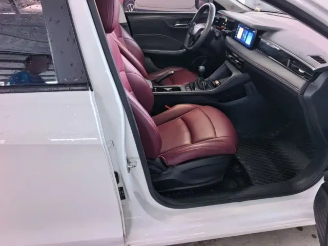 Roewe i5 — Фото автомобиля 24
