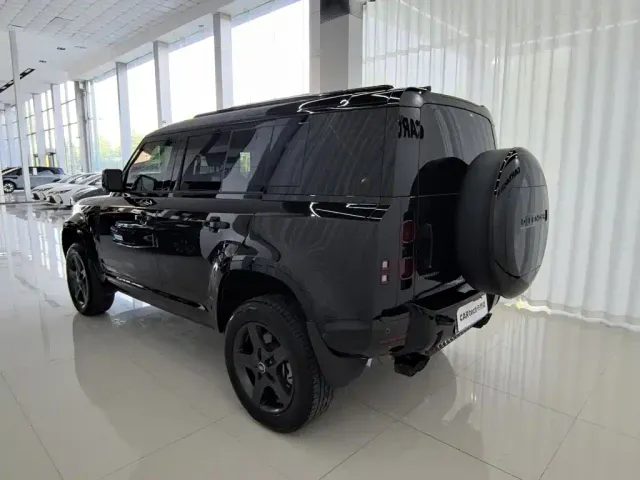 Land Rover Defender — Фото автомобиля 7