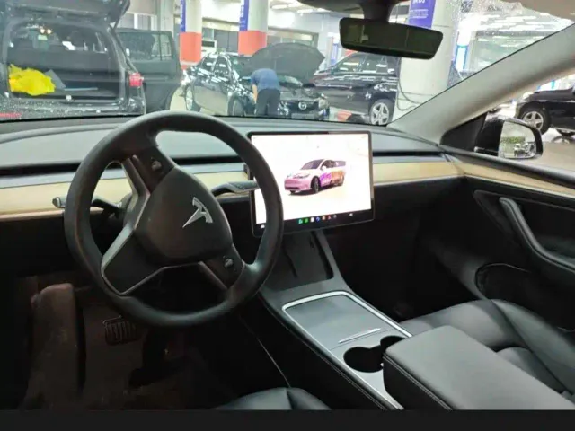 Tesla Model Y — Фото автомобиля 5