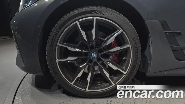BMW i4 — Фото автомобиля 5