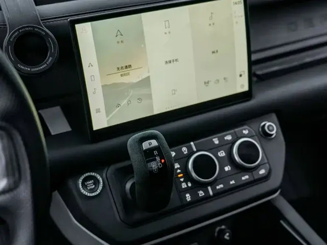 Land Rover Defender — Фото автомобиля 19
