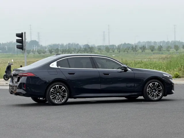 BMW 5 Series — Фото автомобиля 8