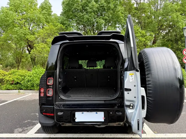Land Rover Defender — Фото автомобиля 14