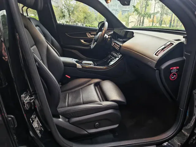 Mercedes-Benz EQC — Фото автомобиля 11