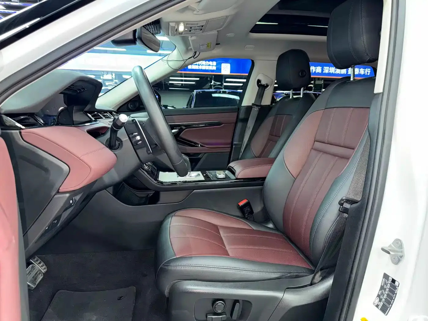 Land Rover Range Rover Evoque New Energy 2022 Range Rover Evoque L P300e Plug-in Hybrid — Фото автомобиля 8