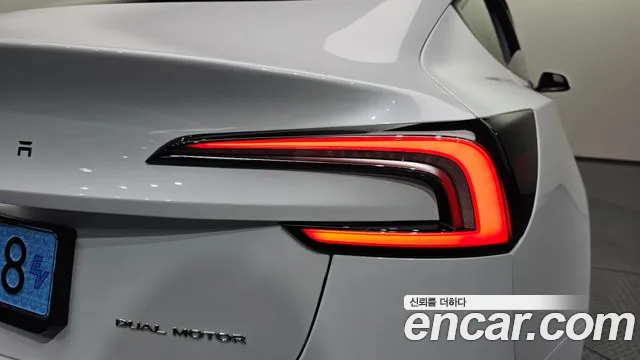Tesla Model 3 — Фото автомобиля 8