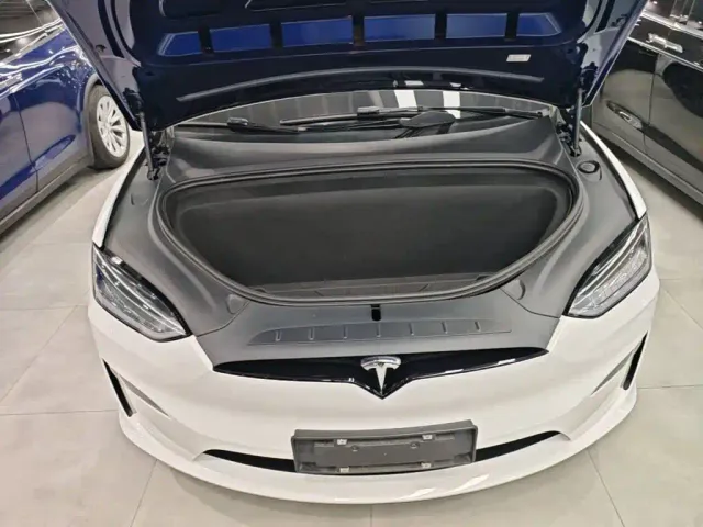 Tesla Model X — Фото автомобиля 15