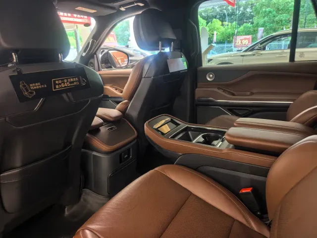 Lincoln Navigator — Фото автомобиля 12