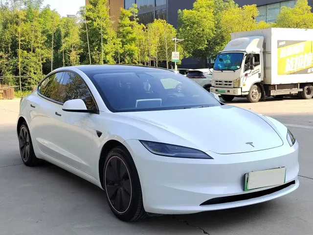 Tesla Model 3 — Фото автомобиля 3