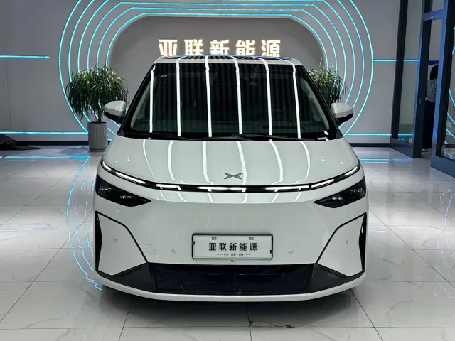 Xpeng X9 — Фото автомобиля 2