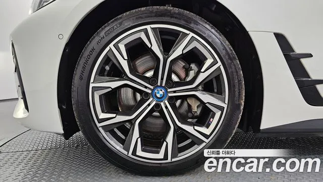 BMW i4 — Фото автомобиля 5