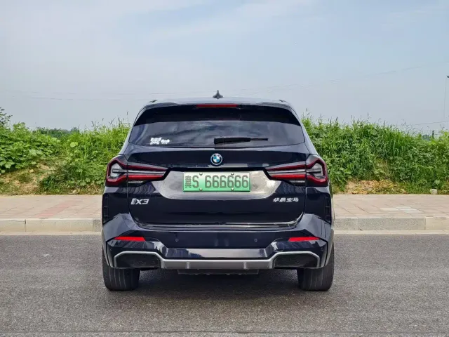 BMW iX3 — Фото автомобиля 8