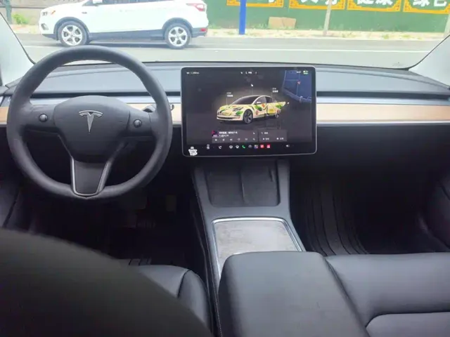Tesla Model 3 — Фото автомобиля 12