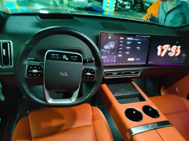 Li Auto L8 — Фото автомобиля 2