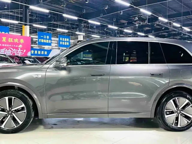 Li Auto L8 — Фото автомобиля 4