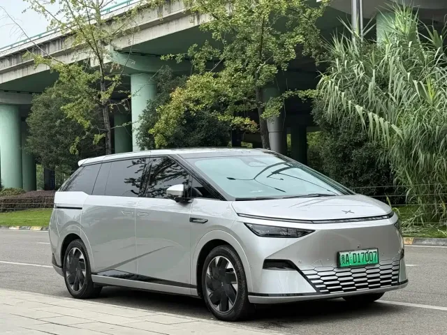 Xpeng X9 — Фото автомобиля 7