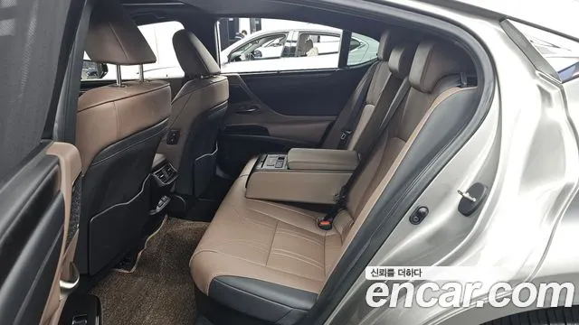 Lexus ES 7th Gen — Фото автомобиля 16