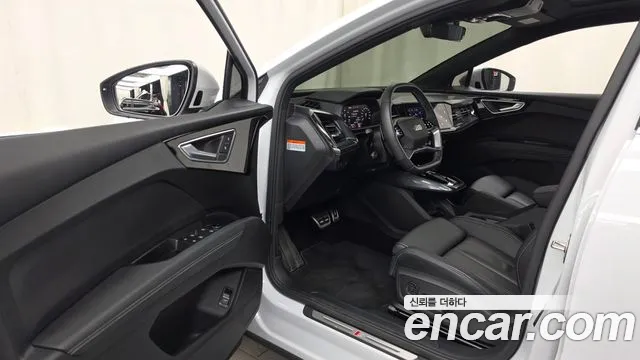 Audi Q4 e-tron — Фото автомобиля 10