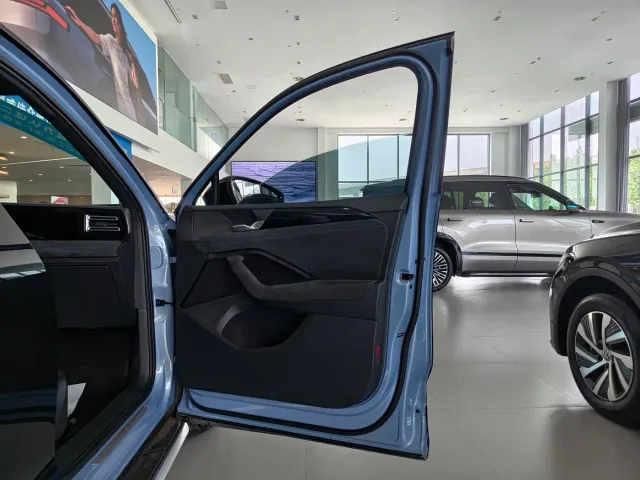 Volkswagen Tiguan L — Фото автомобиля 11