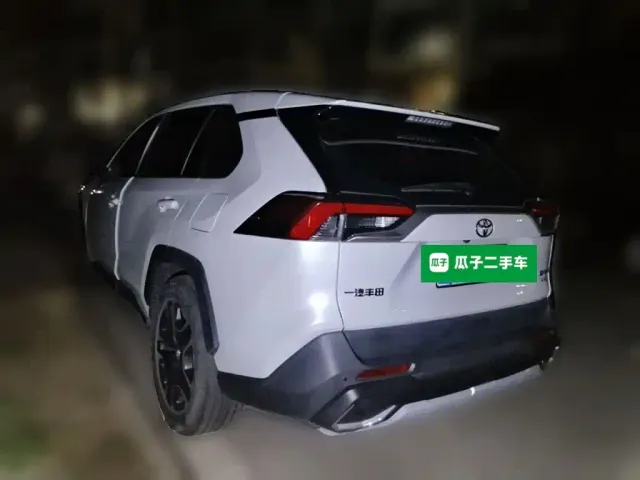 Toyota RAV4 — Фото автомобиля 24