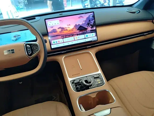 Geely Galaxy Starship 7 EM-i — Фото автомобиля 12
