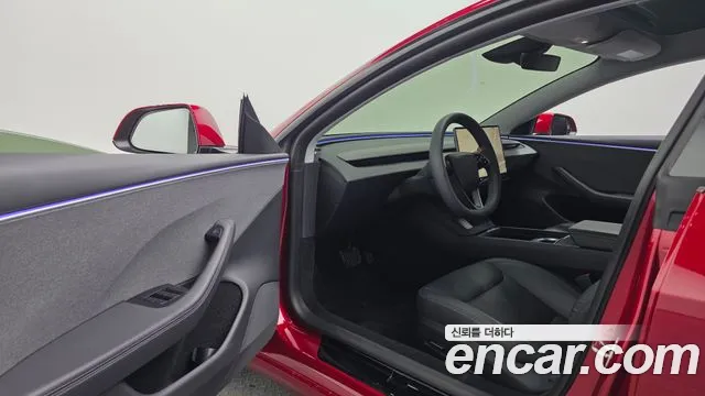 Tesla Model 3 — Фото автомобиля 10
