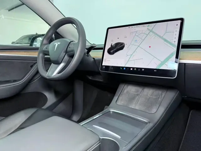 Tesla Model Y — Фото автомобиля 10