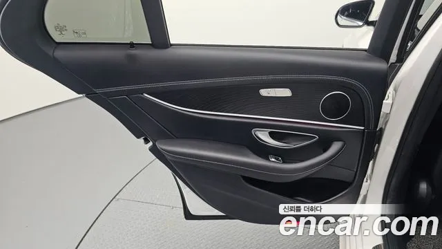 Mercedes-Benz E-Class — Фото автомобиля 25