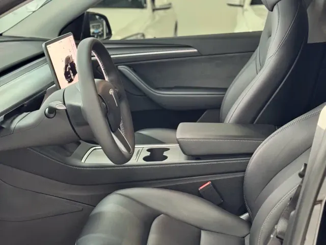 Tesla Model Y — Фото автомобиля 5
