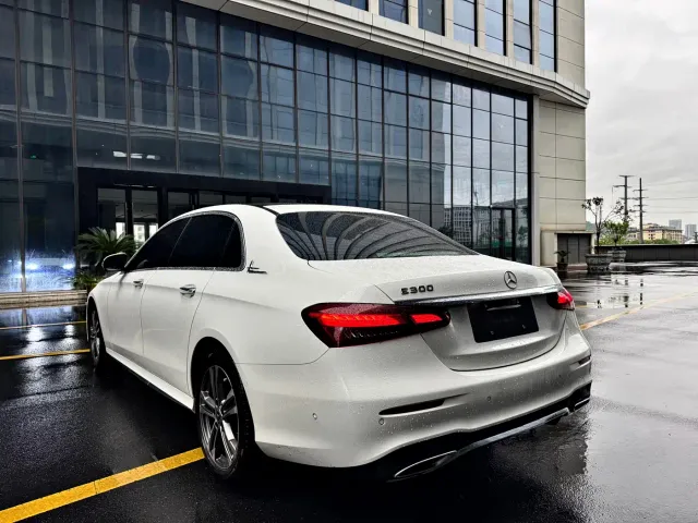 Mercedes-Benz E-Class — Фото автомобиля 7