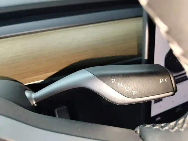 Tesla Model Y — Фото автомобиля 13