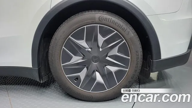 Tesla Model Y — Фото автомобиля 6